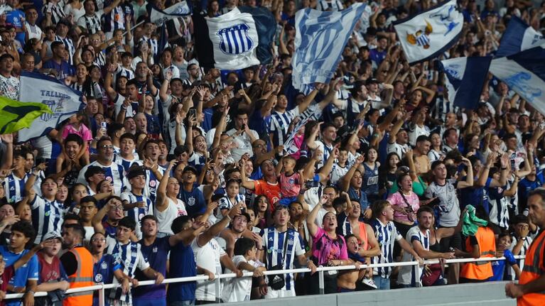 Los jugadores de Talleres festejaron el título ante una multitud en el Kempes