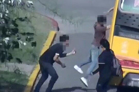 Un menor detenido por robar un celular desde afuera de un colectivo en Córdoba
