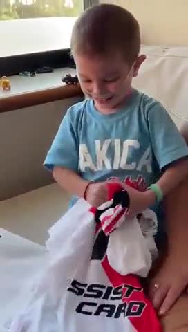 Julián Álvarez sorprendió a un nene en el día del cumple