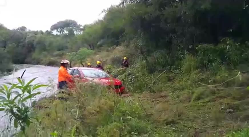 Bomberos lograron sacar el auto del río