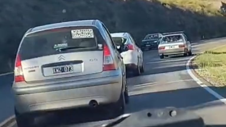 Lo filmaron pasando en doble línea amarilla en las Altas Cumbres
