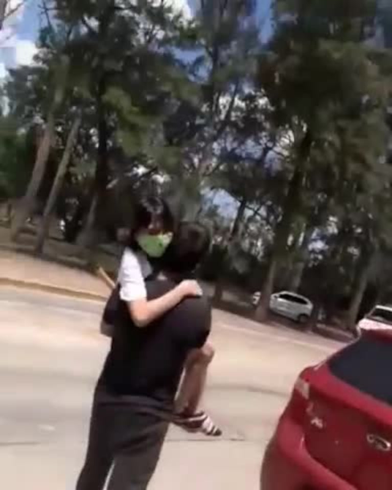 Cruzó caminando a otra provincia con su hija enferma