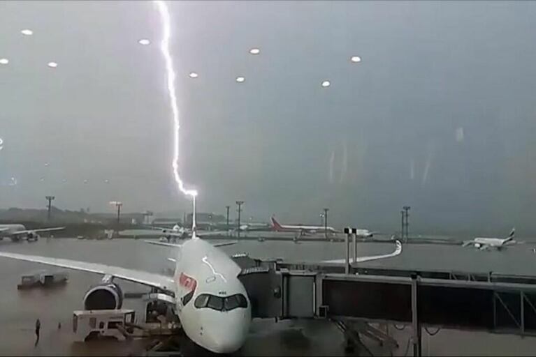 ¡Impresionante! El momento en el que un rayo atraviesa un avión en un aeropuerto de Brasil