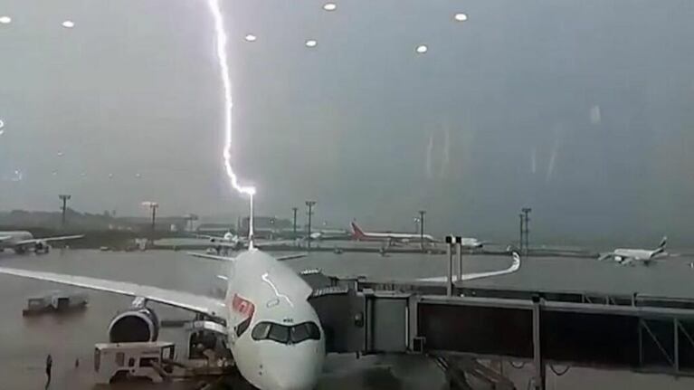 ¡Impresionante! El momento en el que un rayo atraviesa un avión en un aeropuerto de Brasil