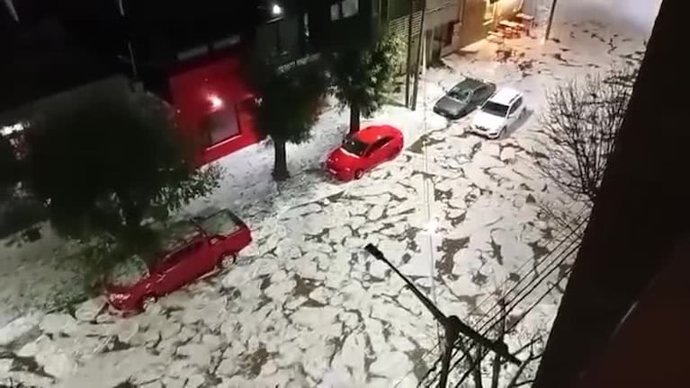 Video: el sorprendente río de granizó que se formó en Río Tercero tras las lluvias