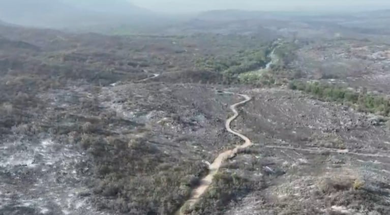 Bomberos combaten el fuego en Chancaní y tratan de evitar un reinicio en San Marcos Sierras