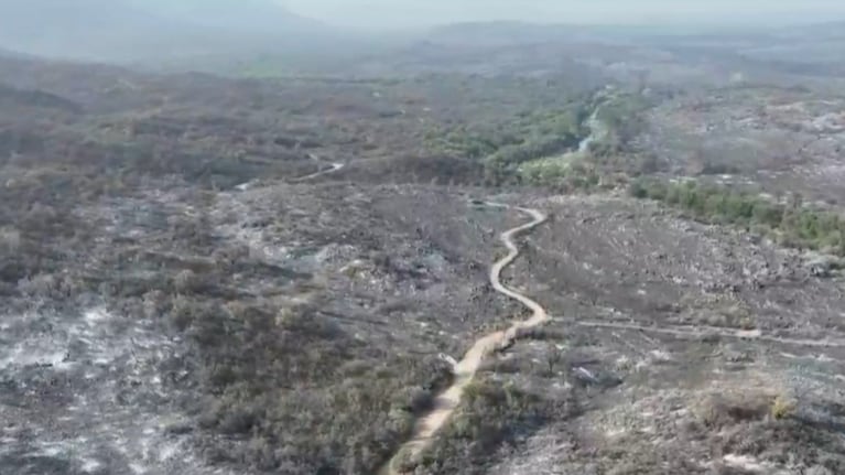 Bomberos combaten el fuego en Chancaní y tratan de evitar un reinicio en San Marcos Sierras