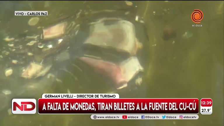 Tiran billetes en la fuente del Cucú para pedir deseos