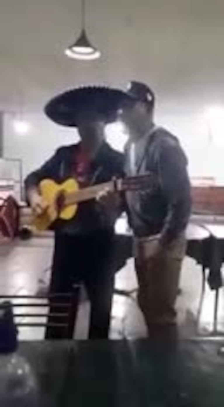 La Pepa Brizuela con sus amigos mariachis 