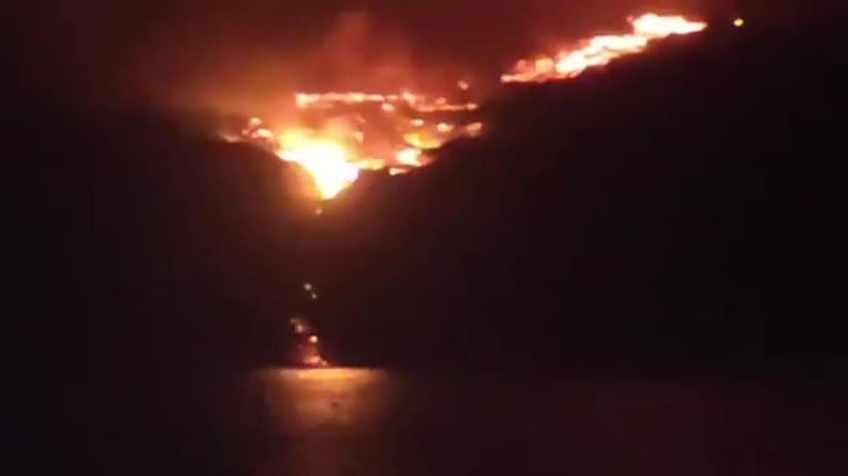 Impactante: la lava llegó al mar en La Palma