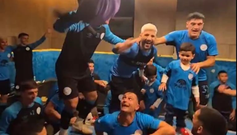El festejo íntimo de Belgrano tras el triunfo: el video con el Chino Zelarayán cantando en el vestuario