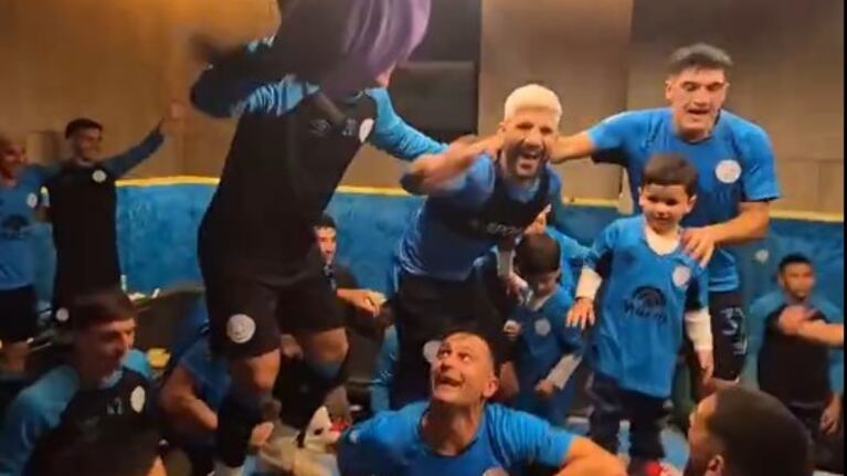 El festejo íntimo de Belgrano tras el triunfo: el video con el Chino Zelarayán cantando en el vestuario