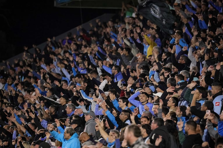 Los hinchas de Belgrano, entre el delirio por la goleada y las primeras chicanas a Talleres