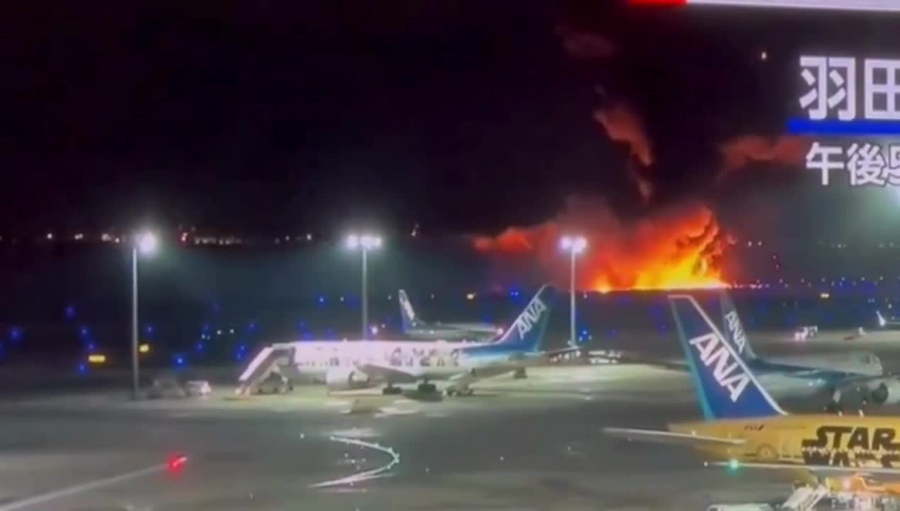 El avión que se prendió fuego en Japón