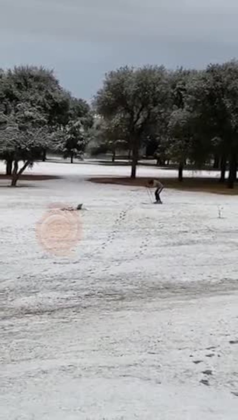 Un cordobés se puso a esquiar en su country