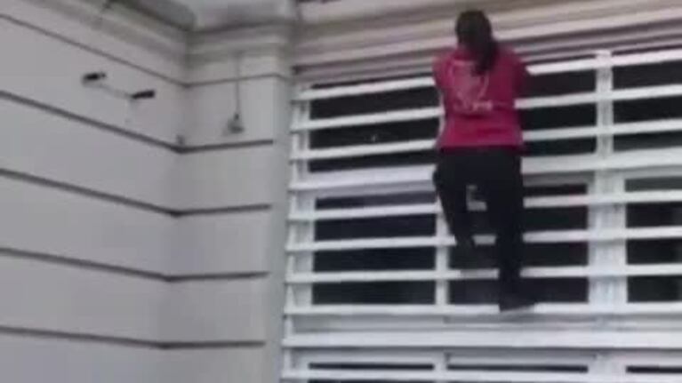 Trepó la cornisa del hospital para ver a un familiar