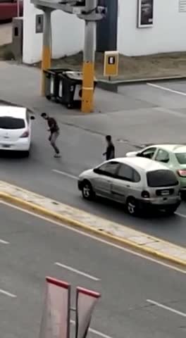 Rompieron los vidrios de dos autos en avenida Colón