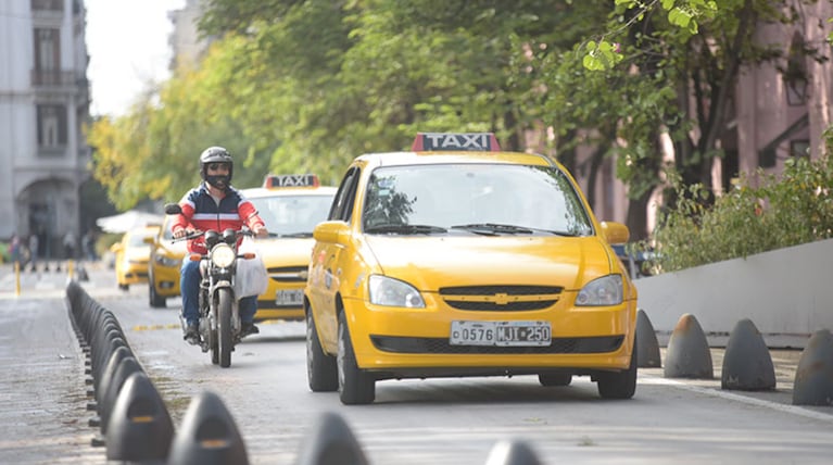 Taxistas aseguran que su trabajo cayó el 50% por las aplicaciones de transporte y rechazan su uso