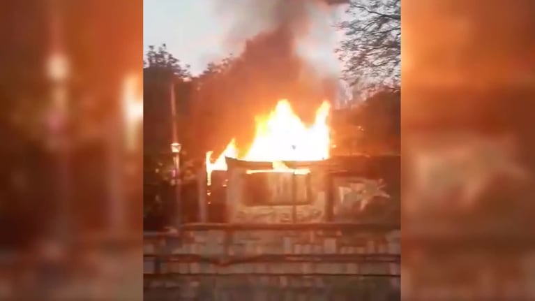Voraz incendio en un baldío cerca del Paseo de las Artes