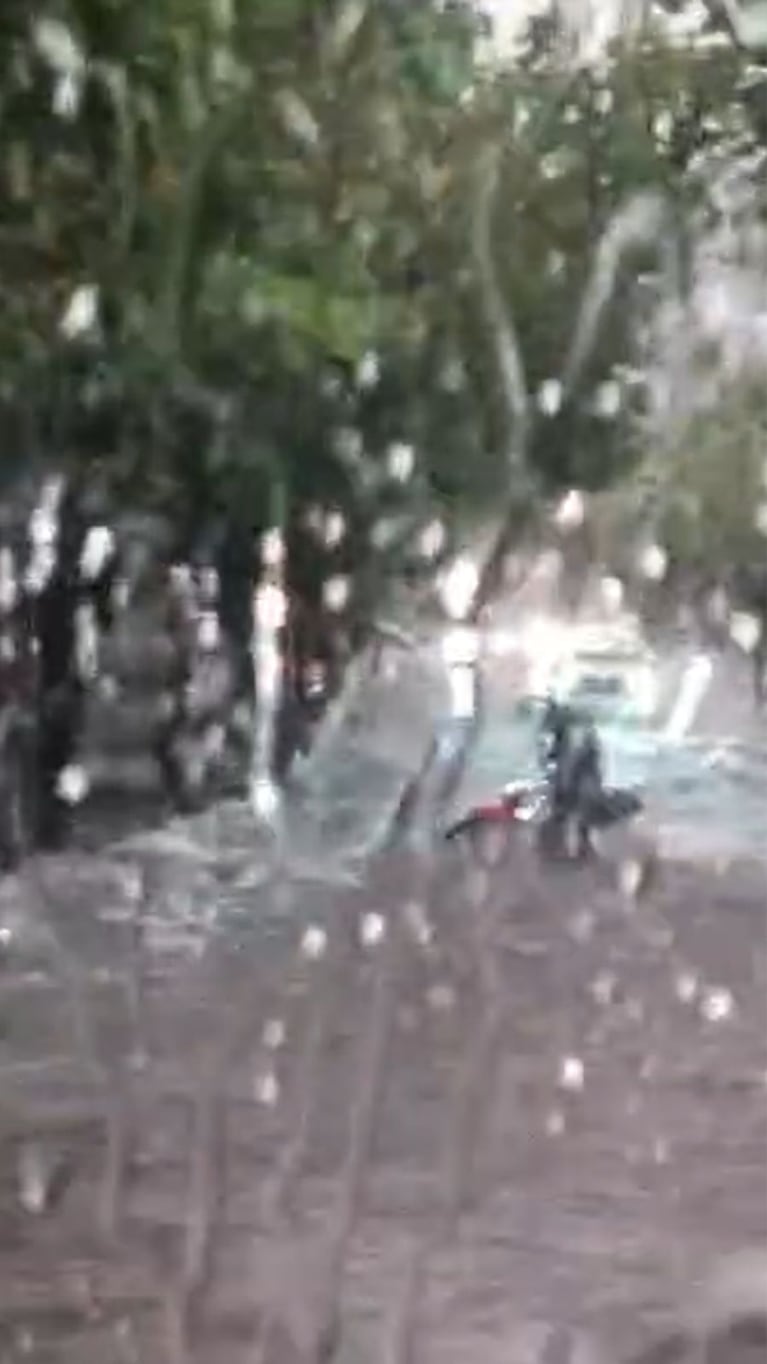 Como un río salvaje: desesperante video de una moto en el agua en medio de la lluvia en Córdoba