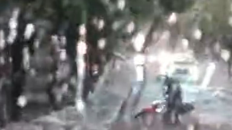 Como un río salvaje: desesperante video de una moto en el agua en medio de la lluvia en Córdoba