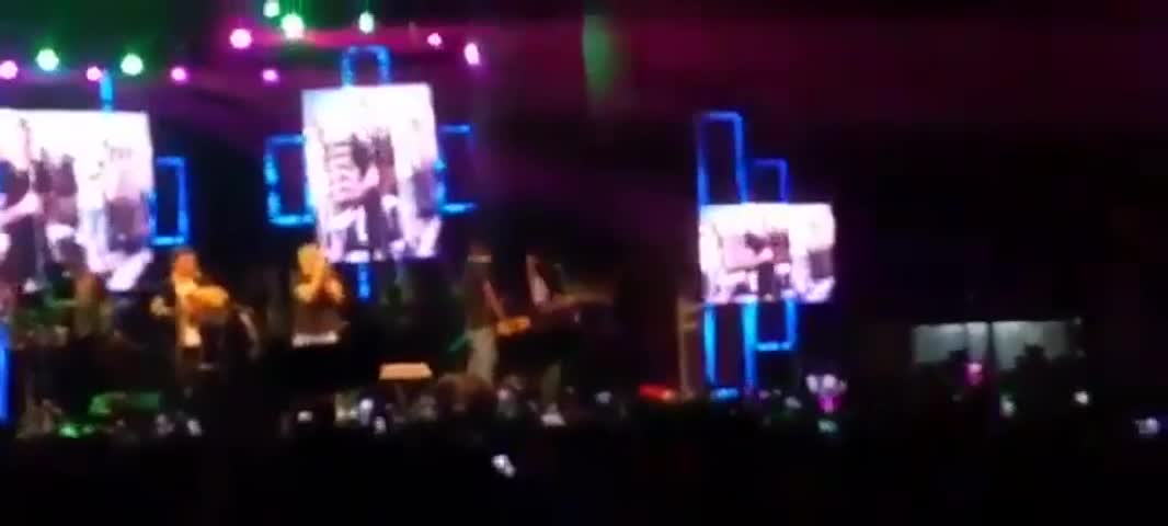 Se desmoronó una pantalla durante el show de Dale Q' Va