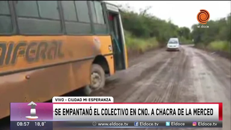 Un colectivo quedó empantanado en Ciudad Mi Esperanza