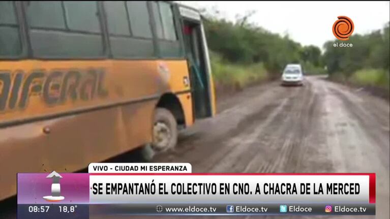 Un colectivo quedó empantanado en Ciudad Mi Esperanza