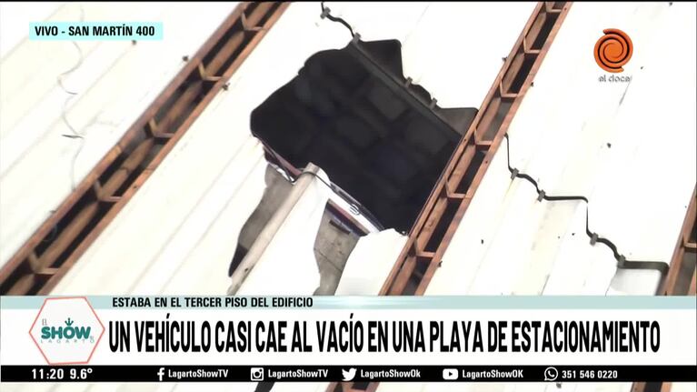 Chocó la pared de un estacionamiento y los restos cayeron a la peatonal
