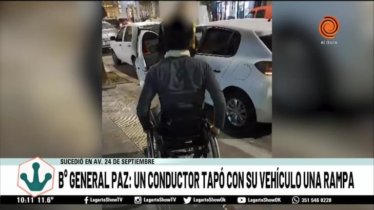 Le pegó una calcomanía a un auto que estacionó en una rampa