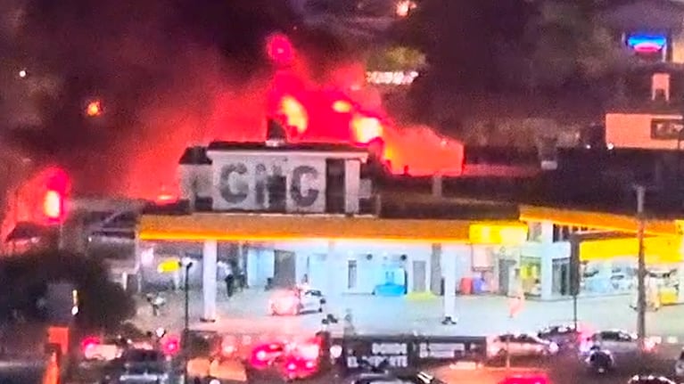 Impresionante incendio en un depósito de electrónica a metros de una estación de GNC en Córdoba