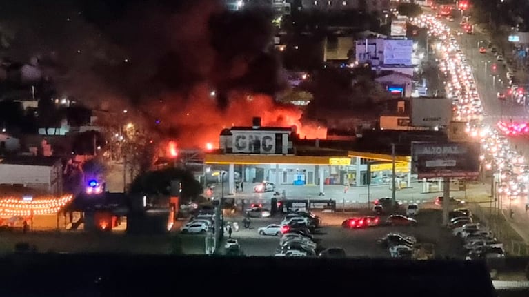 Alarma por un incendio a metros de una GNC en Córdoba