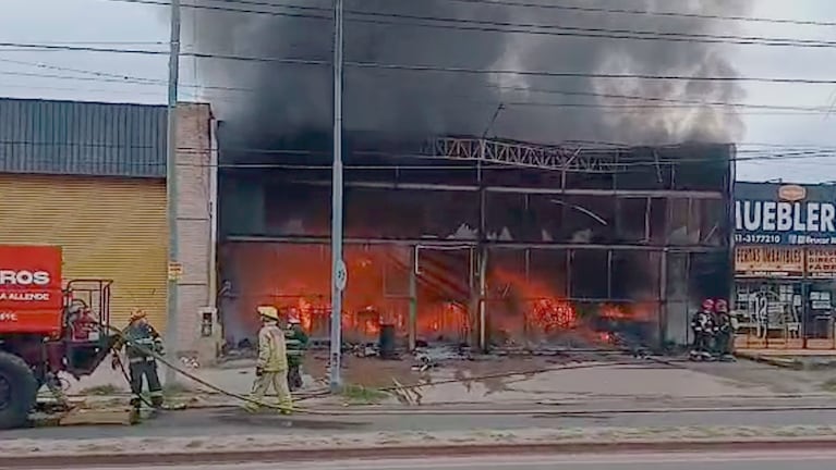 Un incendio destruyó una feria de ropa en Córdoba: videos