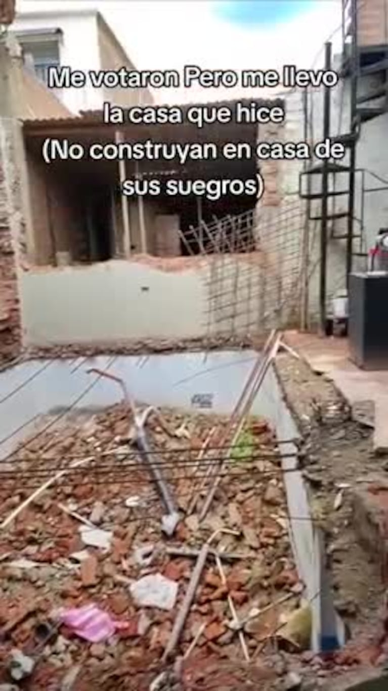 Demolió su casa después de separarse