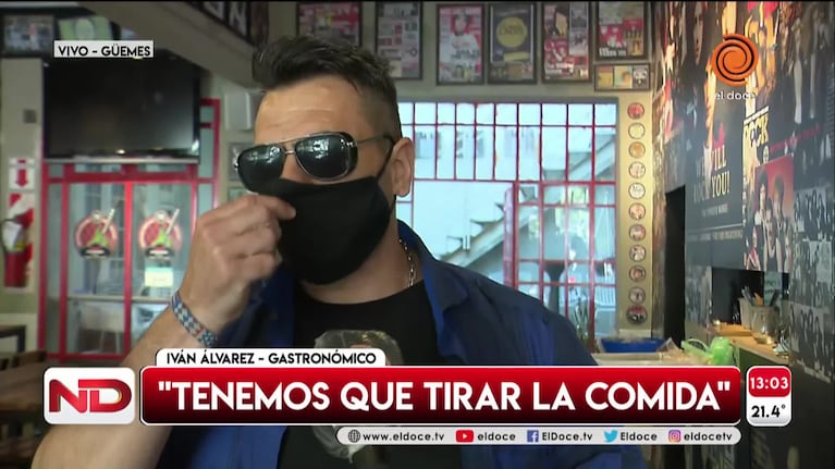 Dueño de un restaurante tira comida ante la falta de ventas: "Me estoy fundiendo"