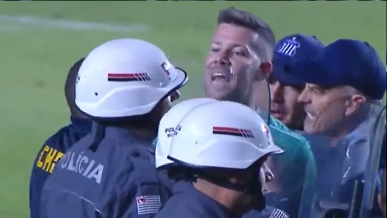 El momento de furia de Guido Herrera con un policía brasilero en la derrota de Talleres ante Sao Paulo