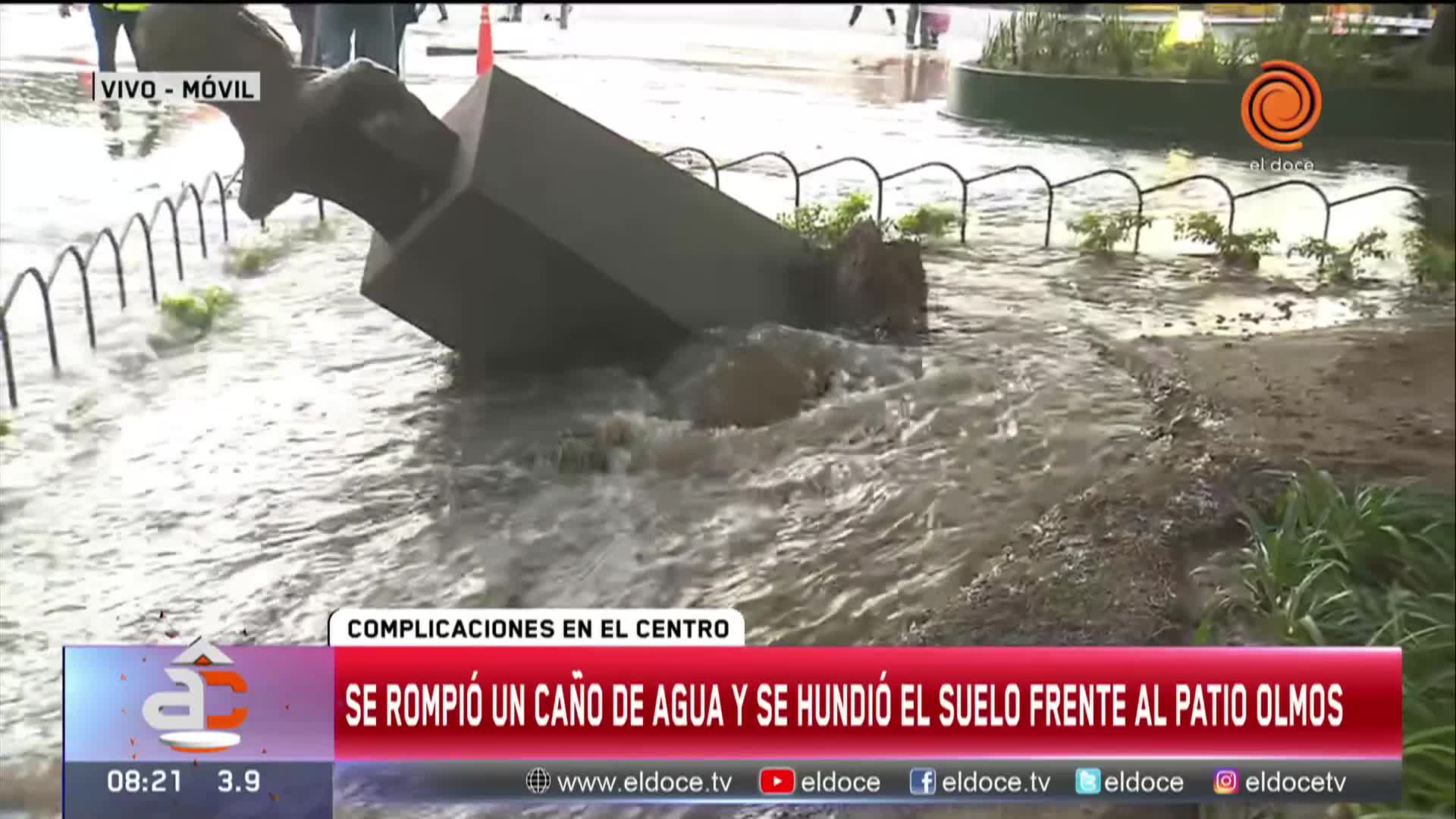 Se rompió un caño y se inundó la zona de bv. San Juan y Vélez Sársfield