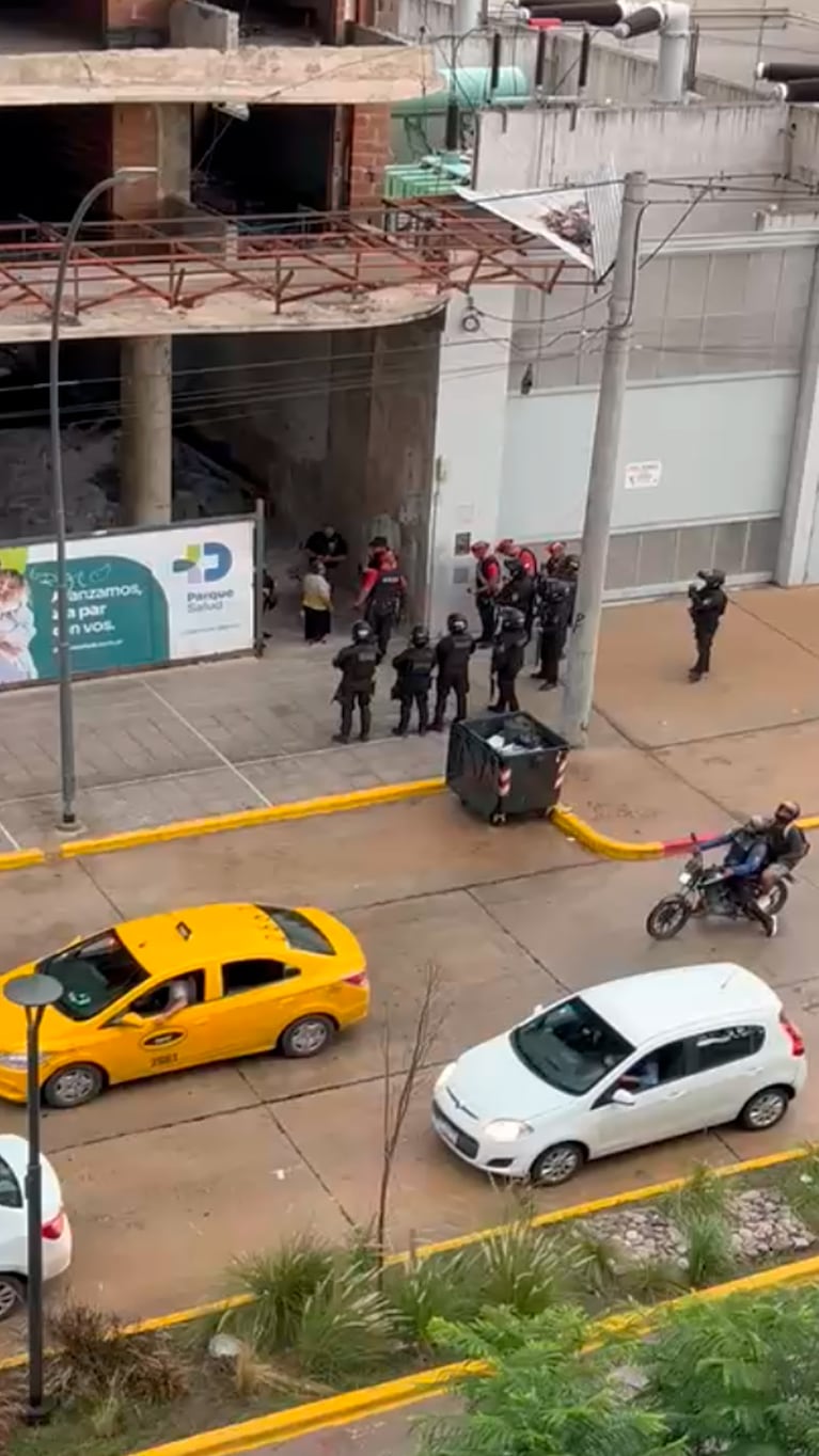 Operativo policial en el edificio tomado