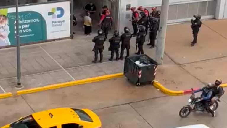 Operativo policial en el edificio tomado