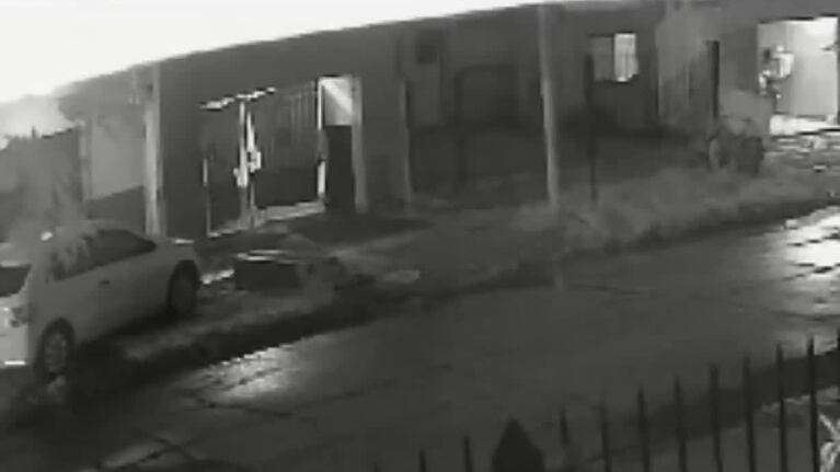 Quiso llevar un freezer a la bici y se lo robó a rastras