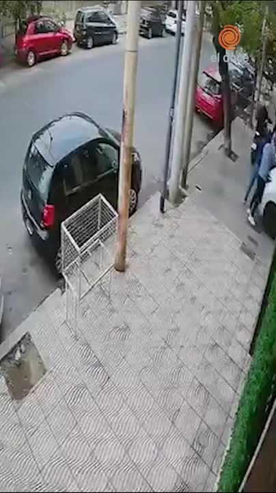 Tremendo robo de motochoros a un automovilista en barrio General Paz