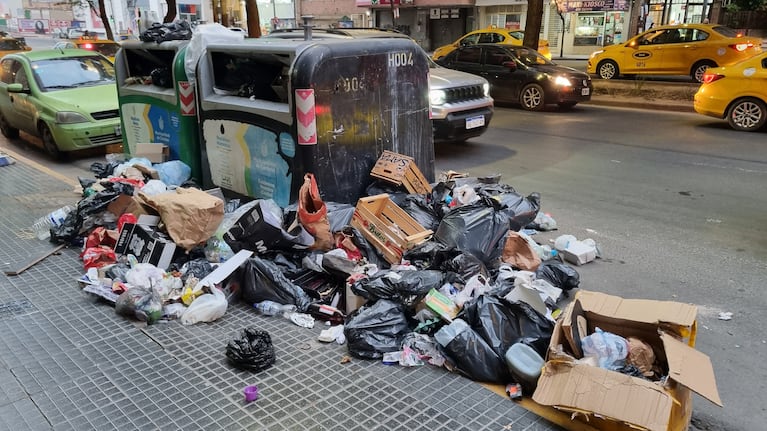 Quejas por la basura acumulada en Córdoba: el recorrido por las calles