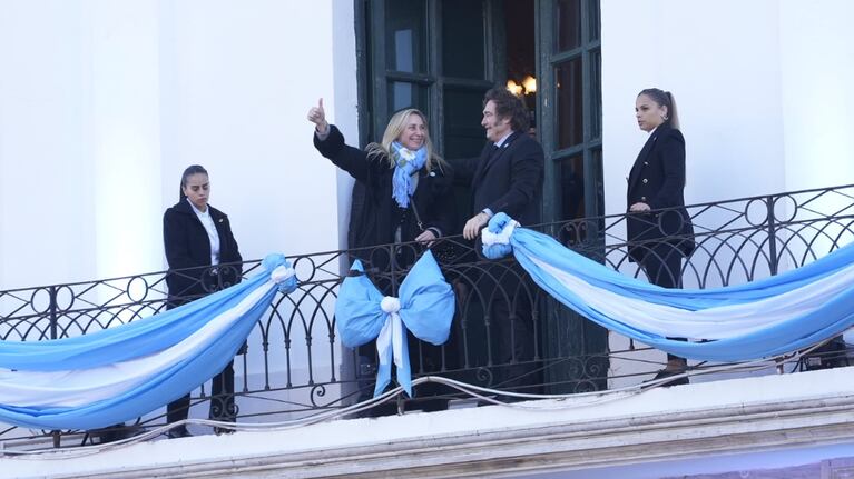 Video: Milei llegó al Cabildo entre aplausos de la gente