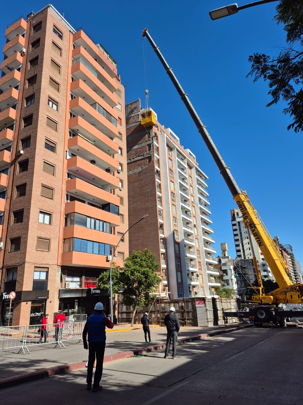 Así fue el nuevo derrumbe parcial del revestimiento del edificio de bv. San Juan