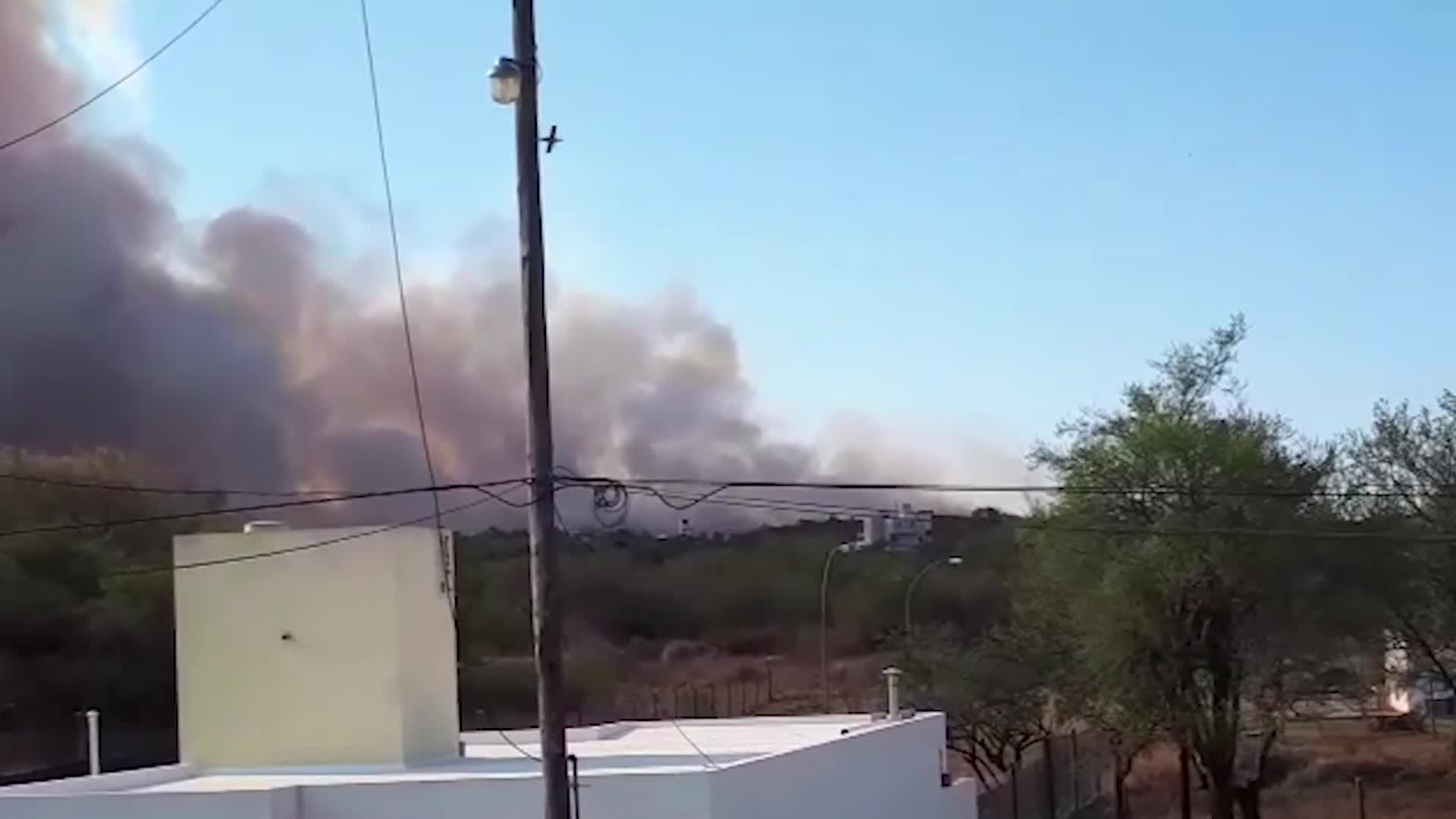 Bomberos combaten un incendio en Carlos Paz