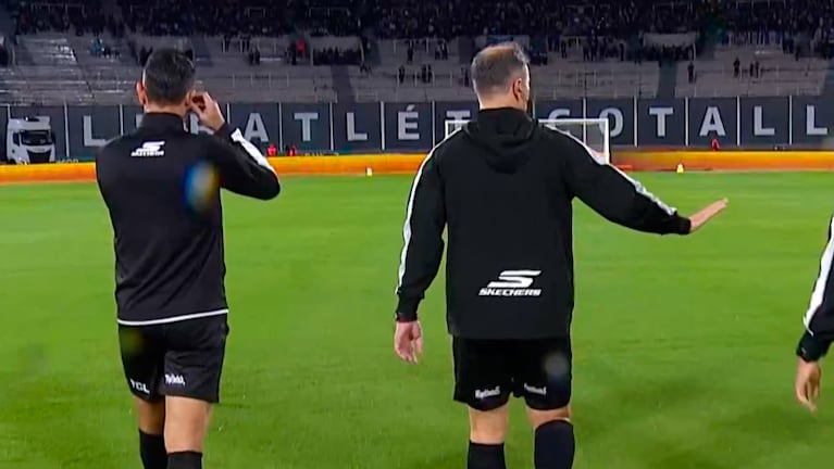 El momento en el que Echenique comunicó la suspensión del partido entre Talleres y Riestra