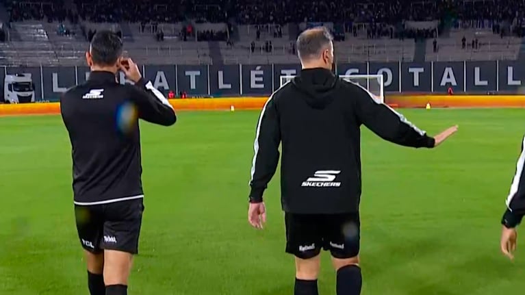El momento en el que Echenique comunicó la suspensión del partido entre Talleres y Riestra