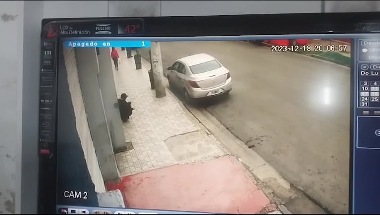 Piedrazo a un auto y robo en Villa El Libertador