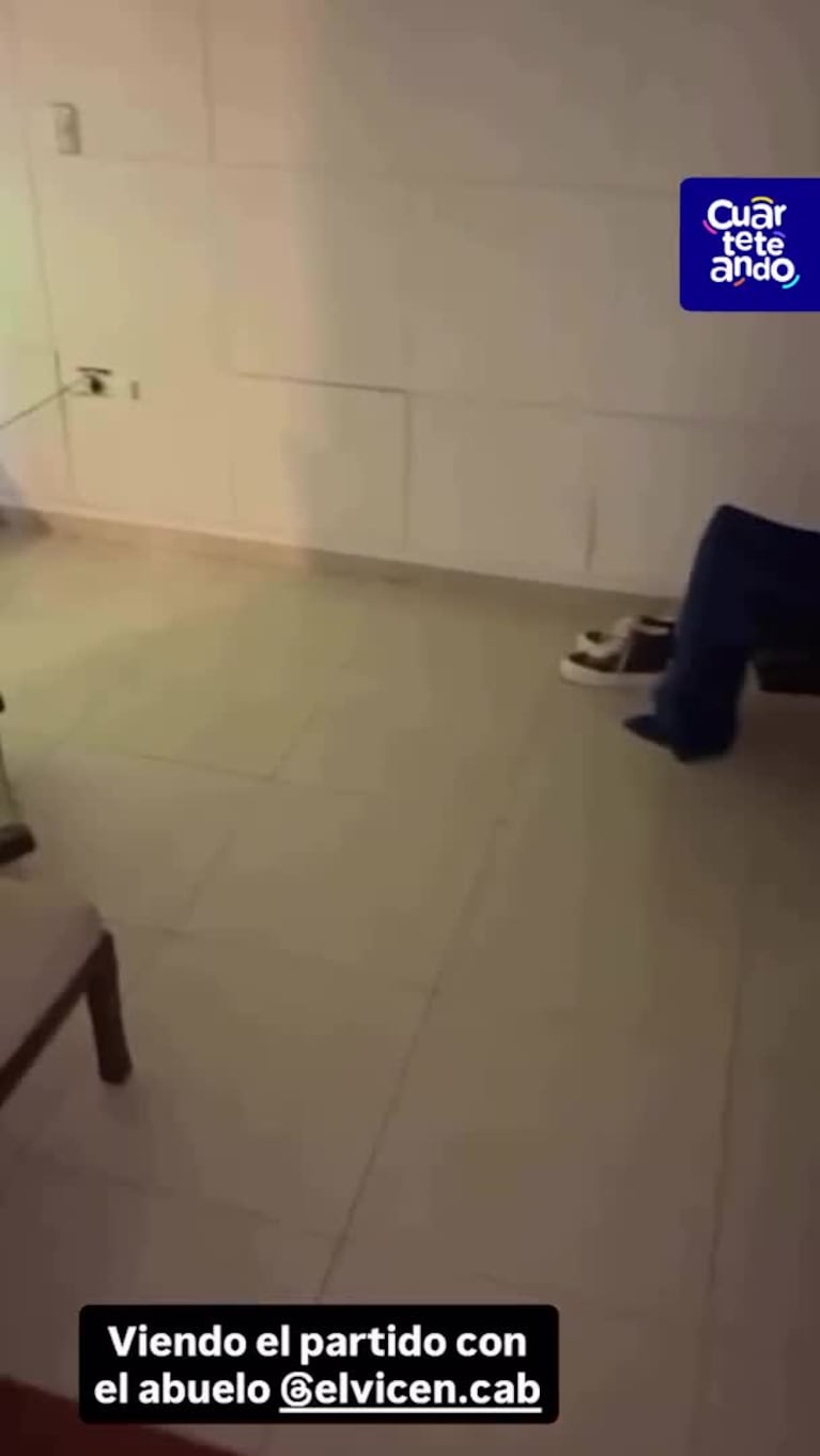 La Mona y Vicente viendo un partido juntos