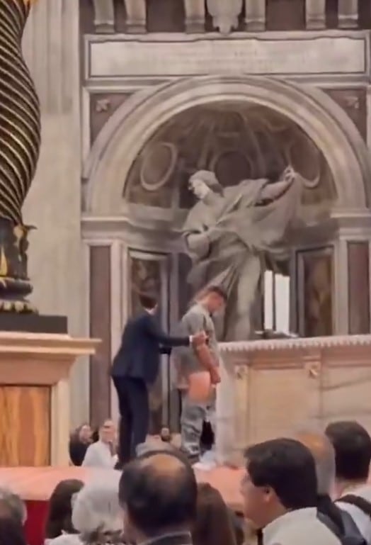 Un hombre intentó orinar la Basílica de San Pedro